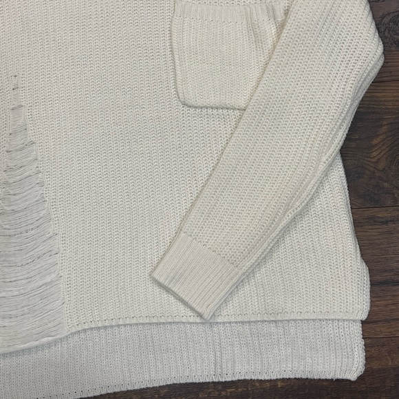 White distressed sweater - Picture 4 of 5